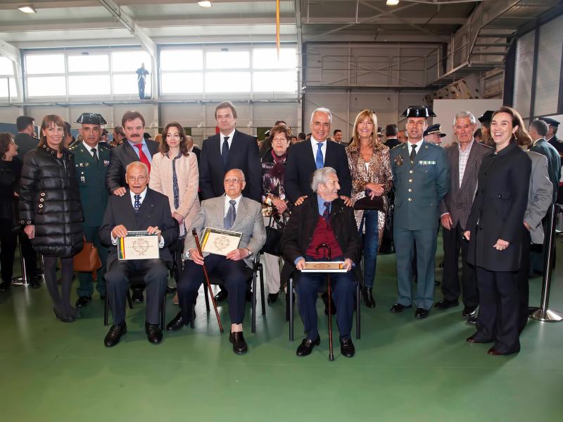 Foto de familia de autoridades y condecorados en el 172 aniversario de la Guardia Civil