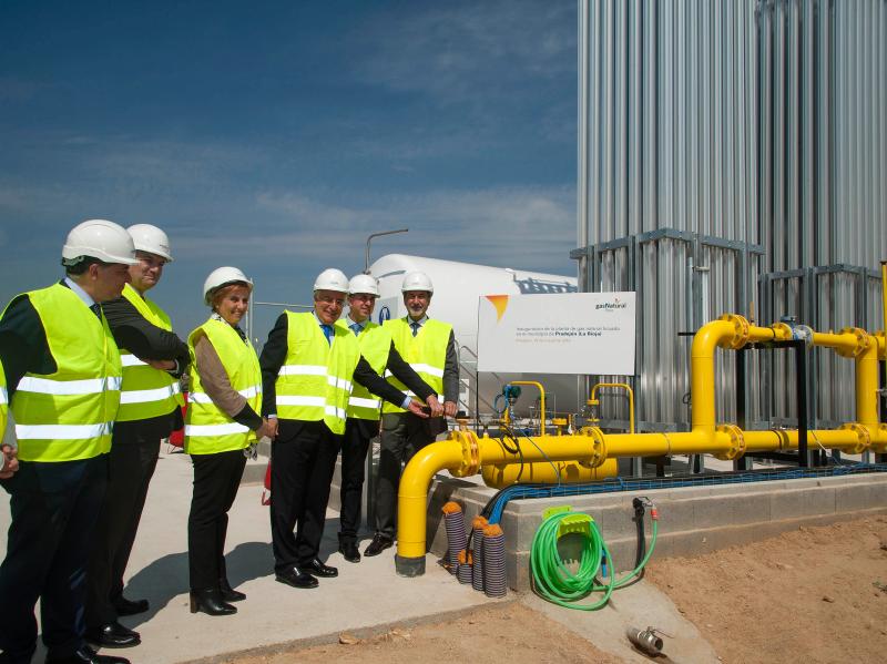 Bretón y el resto de autoridades durante la inauguración de la planta de Gas Natural en Pradejón