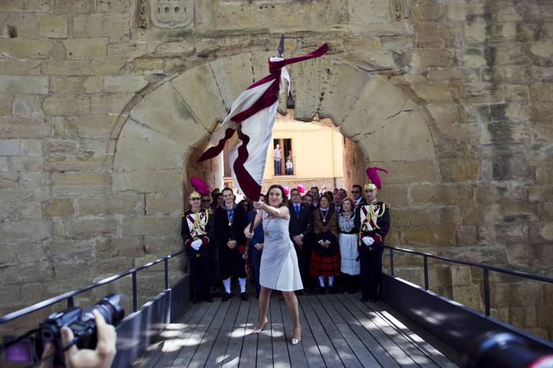La alcaldesa de Logroño da el tercer banderazo en el arco del Revellín