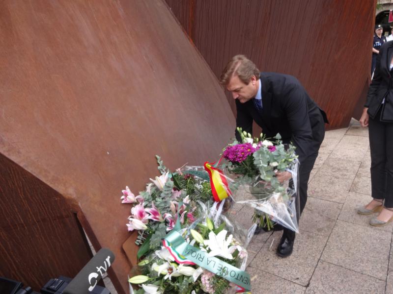 Bretón deposita las flores en el homenaje a Miguel Ángel Blanco y a todas las víctimas del terrorismo