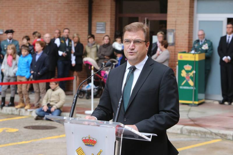El delegado del Gobierno, Alberto Bretón, se dirige a los asistentes al acto de celebración de la festividad del Pilar en el acuertalamiento de la X Zona de la Guardia Civil en Logroño