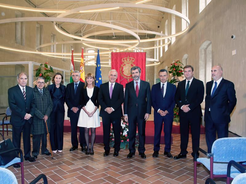 El presidente del TS y del CGPJ posa junto al presidente del Gobierno de La Rioja, el delegado del Gobierno y otras autoridades en el nuevo Palacio de Justicia