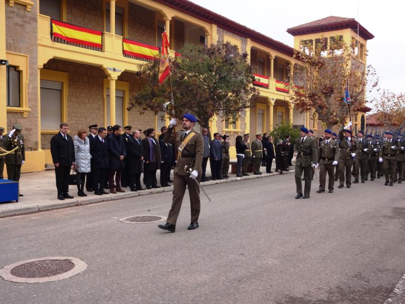 Desfile militar por la avenida principal del acuartelamiento 'Héroes del Revellín', que ha puesto el punto final a los actos de celebración del XLII aniversario del Bhelma III