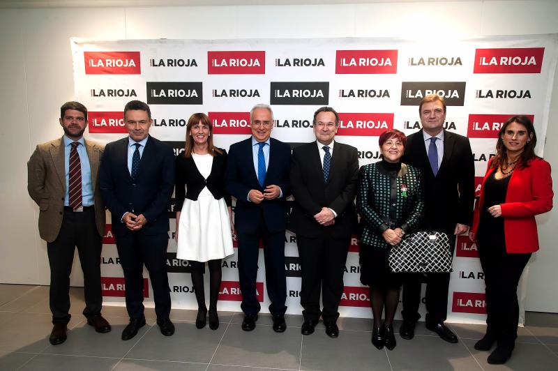 Alberto Bretón posa junto al presidente del Ejecutivo regional y otras autoridades con motivo de la celebración de la gala La Rioja, un alma solidaria