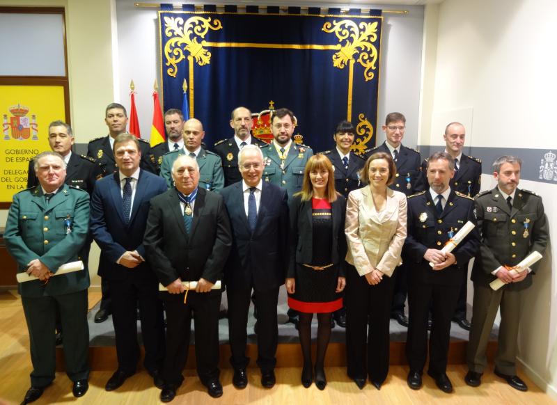 Foto de familia en la delegación del Gobierno, en la que posan las autoridades y los reconocidos con las Condecoraciones de la Orden de Isabel la Cátólica y el Mérito Civil  