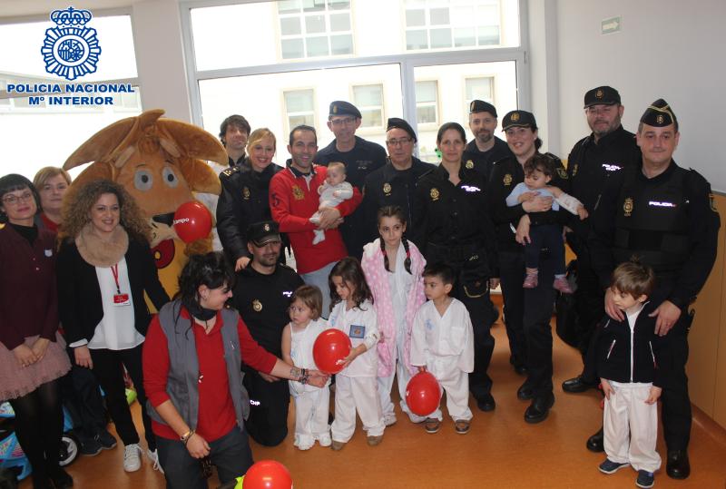 La Policía Nacional visita a los niños enfermos del Hospital San Pedro de Logroño para obsequiarles con una sonrisa 
