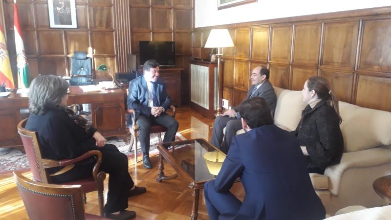 El embajador de Paraguay en España mantiene un encuentro con el Delegado  del Gobierno en La Rioja.