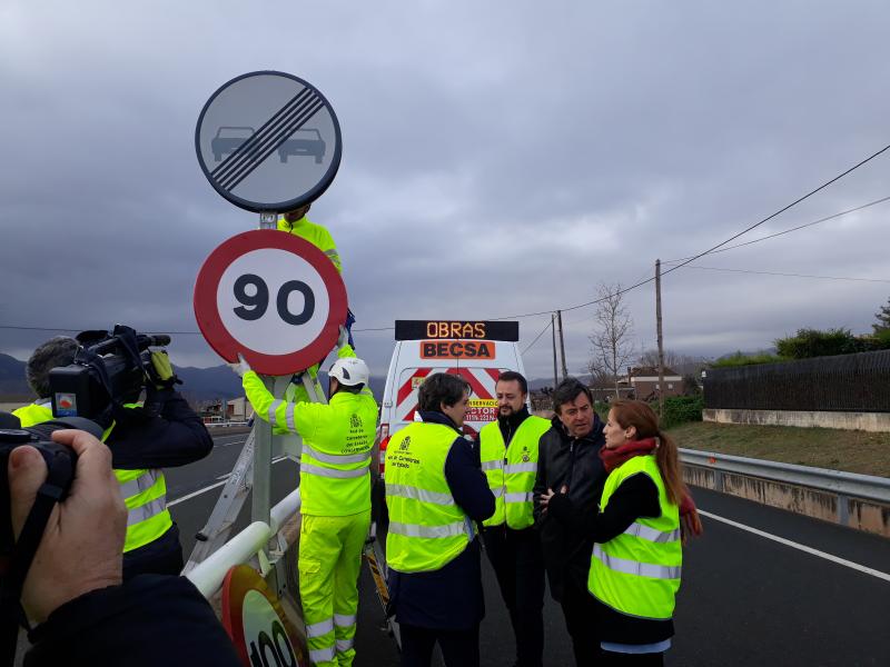 El Delegado del Gobierno en La Rioja y los jefes Provinciales de Carreteras y Tráfico, han procedido hoy al cambio de la "última señal" de limitación de velocidad de 100Km/h por la de 90Km/h en la red de carreteras del estado en La Rioja. 