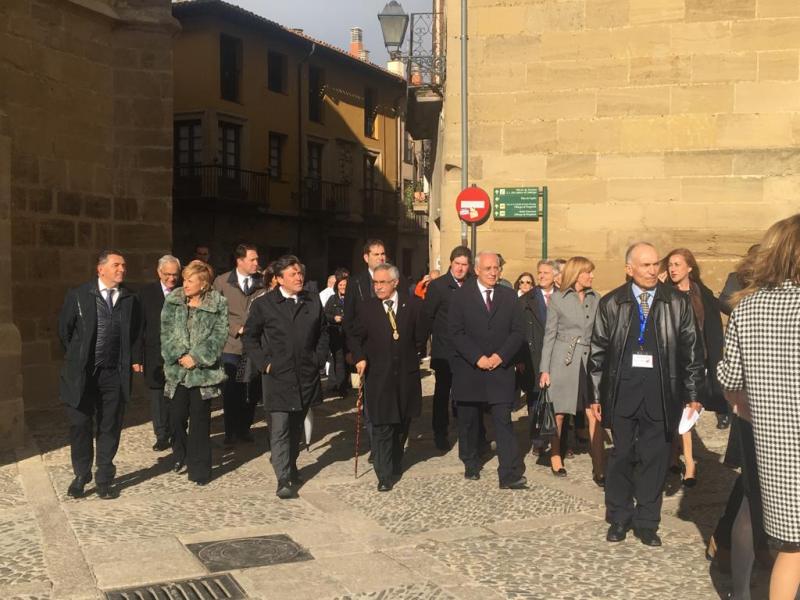 El Delegado del Gobierno participa en el inicio del Año Jubilar Calceatense, donde la Puerta del Perdón de la catedral se abre por primera vez.