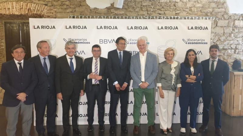 El Delegado del Gobierno, José Ignacio Pérez Saénz ha asistido hoy a  un desayuno organizado por BBVA y el Diario  La Rioja, donde se presentaba el informe "BBVA Research".