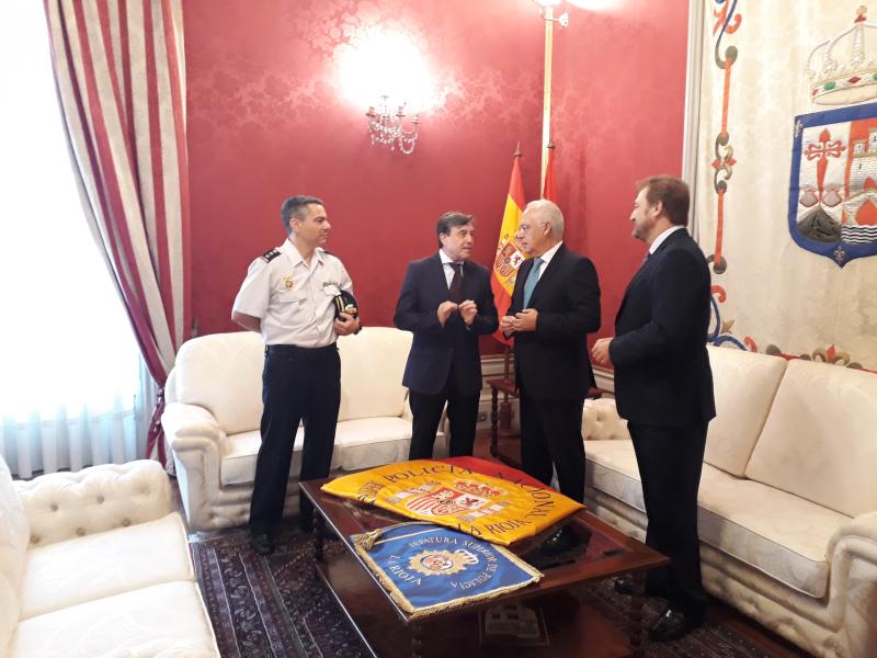 El delegado del Gobierno en La Rioja recibe la bandera que se entregará a la Policía Nacional durante los actos del próximo 25 de septiembre en Logroño