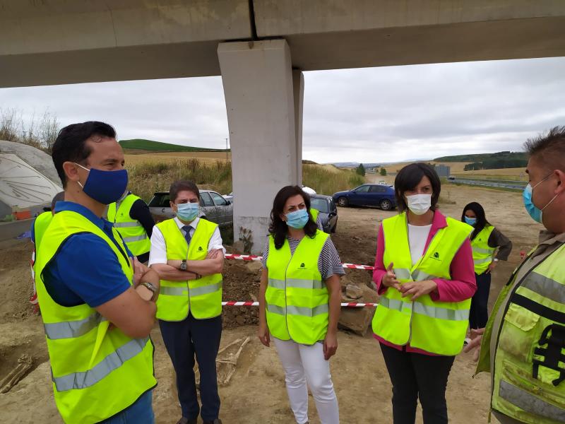 La delegada del Gobierno visita los trabajos arqueológicos previos a la construcción de la Autovía A-12, autovía del Camino de Santiago