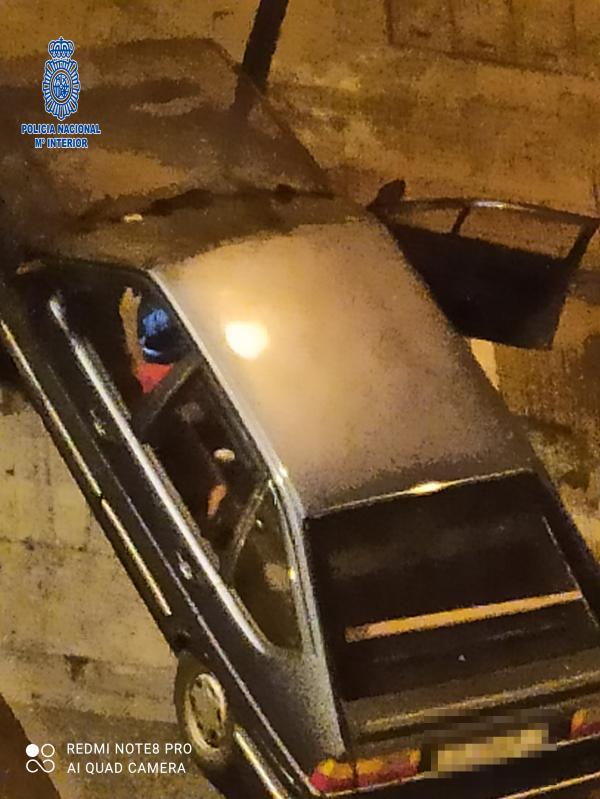 La Policía Nacional detiene “in fraganti” a un joven que acababa de robar un vehículo estacionado  en plena vía publica 