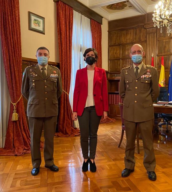 María Marrodán recibe al nuevo delegado de Defensa en La Rioja,  Pedro José Fernández López de Baró