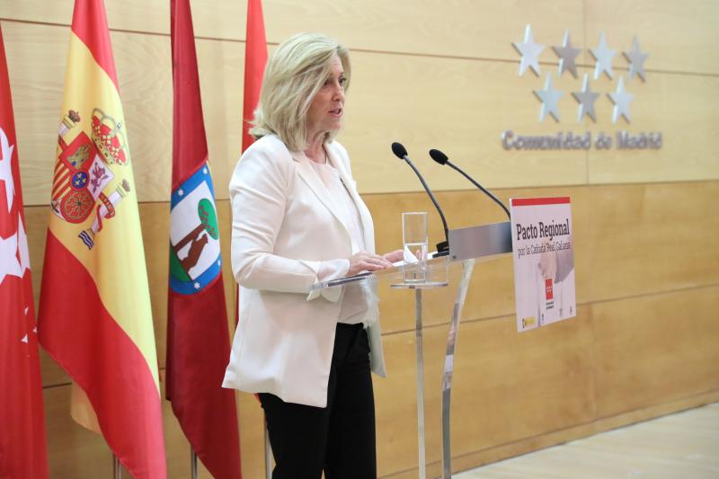 Concepción Dancausa en la firma del acuerdo para la Cañada Real