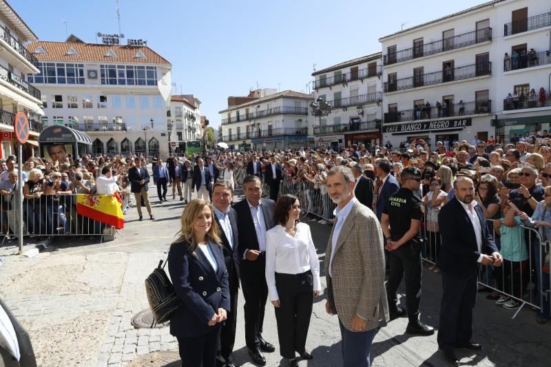 En su visita, los Reyes de España han estado acompañados, por el ministro en funciones de Agricultura, Pesca y Alimentación, Luis Planas, por la delegada del Gobierno, María Paz García-Vera y por la presidenta de la Comunidad de Madrid, Isabel Díaz Ayuso.