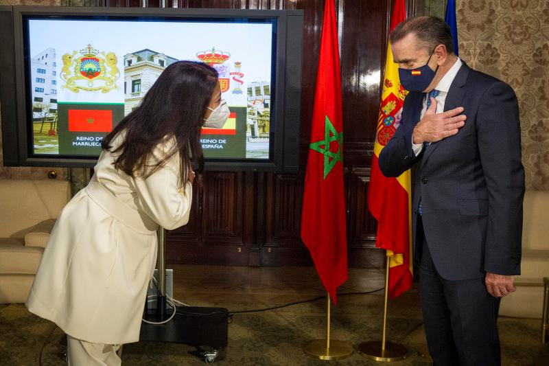 El delegado del Gobierno en Madrid y la embajadora de Marruecos en España se saludan
