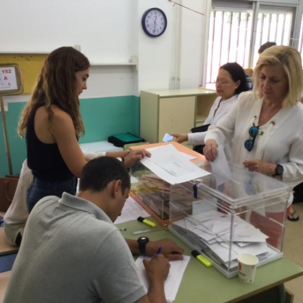 La delegada del Gobierno en la Comunidad de Madrid, Concepción Dancausa, ha ejercido su derecho al voto 