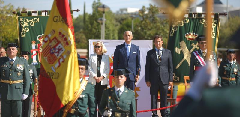La delegada del Gobierno en la Comunidad de Madrid, Concepción Dancausa, ha participado en el primer acto de jura de Bandera Nacional que ha organizado el Ayuntamiento de Las Rozas