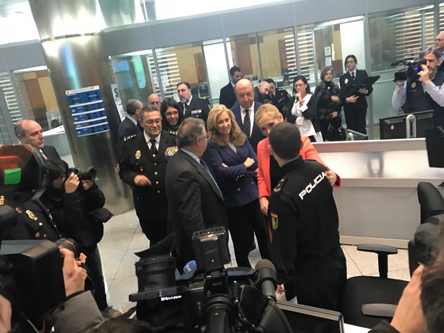La delegada del Gobierno en la Comunidad de Madrid, Concepción Dancausa, ha acompañado al ministro del Interior, Juan Ignacio Zoido, en la visita a la Jefatura Superior de Policía de Madrid