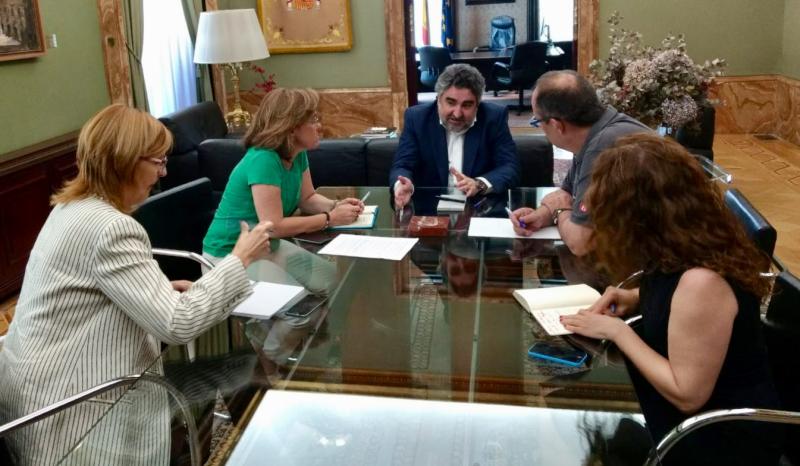 Primera reunión en la Delegación del Gobierno en Madrid de José Manuel Rodríguez Uribes y la portavoz socialista en el Ayuntamiento de Madrid, Purificación Causapié.