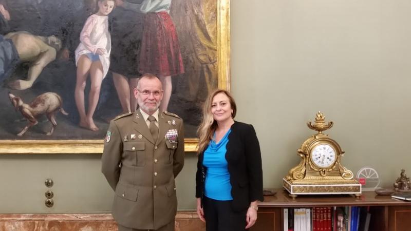 La delegada del Gobierno en Madrid se reúne con el general jefe de la Dirección de Acuartelamiento del Ejército