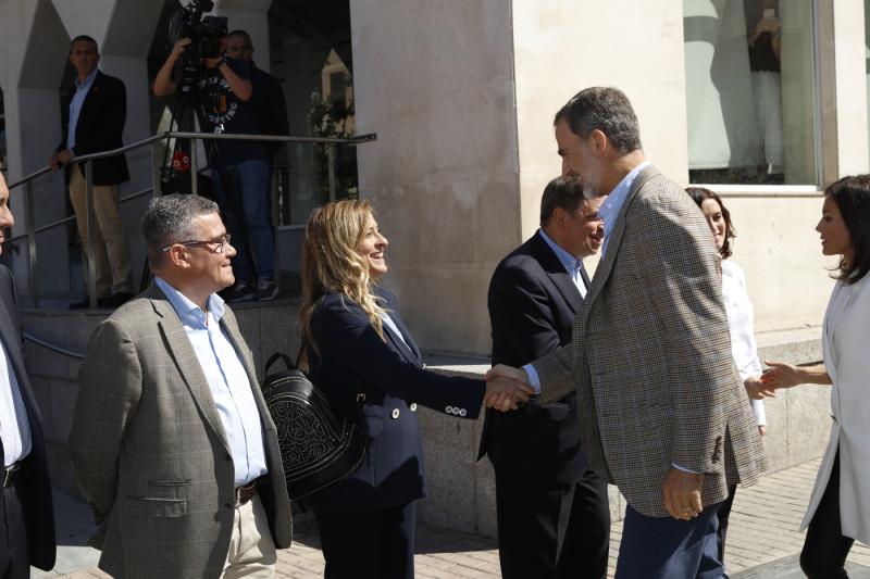 La delegada del Gobierno en Madrid acompaña a los Reyes de España en su visita al municipio de Arganda del Rey tras las inundaciones