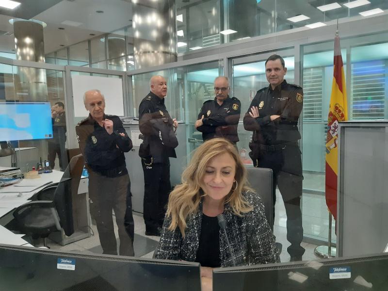 La delegada del Gobierno en Madrid, Maria Paz García-Vera,  felicita el año a los agentes que trabajan durante las fiestas