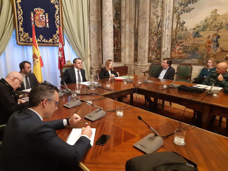 El delegado del Gobierno en Madrid preside la reunión de constitución del Centro de Coordinación para aplicar los criterios de actuación dispuestos en el Real Decreto que declara la situación de estado de alarma
