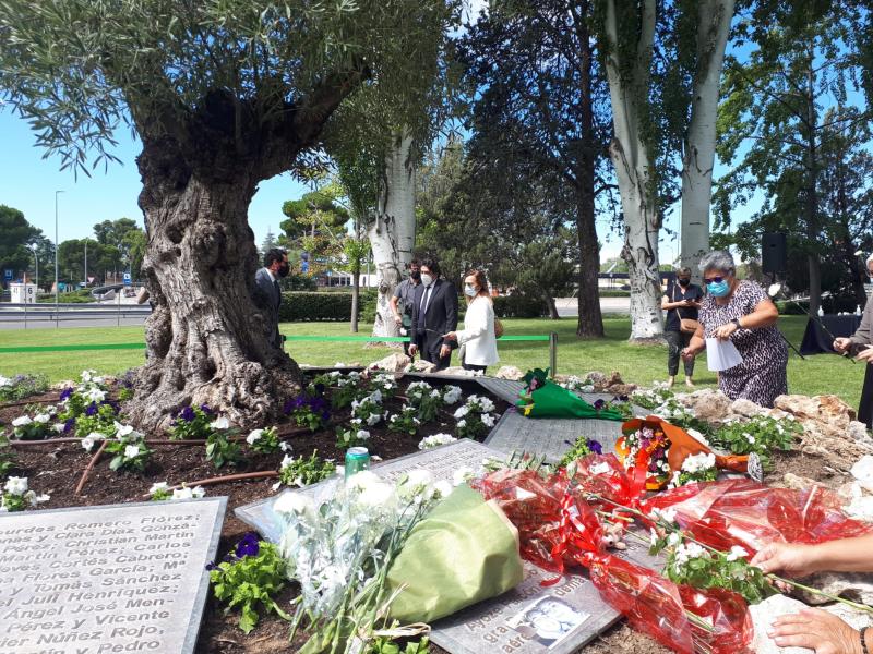 La subdelegada del Gobierno en Madrid, Elena Bernardo, acude al homenaje a las víctimas del vuelo JK5022 de Spanair en el XII aniversario de la tragedia.