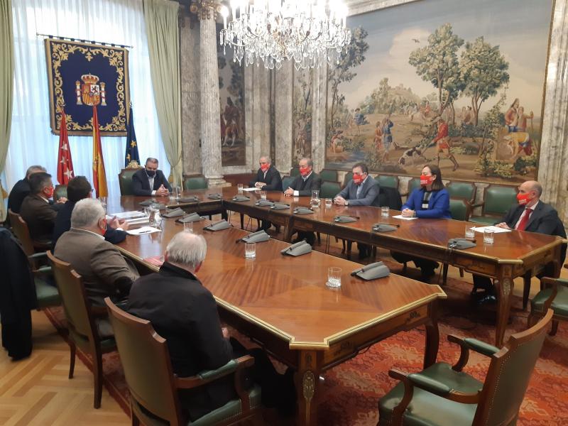 El delegado del Gobierno en Madrid se ha reunido con  representantes del sector de la Hostelería y se ha comprometido a dar traslado de sus reivindicaciones al Gobierno de España