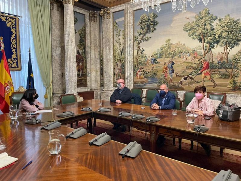 La delegada del Gobierno se reúne con los máximos representantes de UGT Madrid