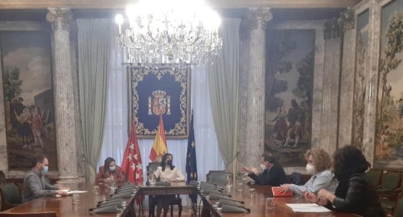 La delegada del Gobierno en Madrid, Mercedes González, recibe a los representantes de CCOO Madrid