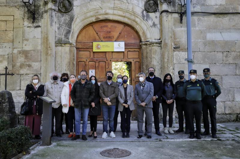 Mercedes González visita las dependencias de la Guarda Civil en Torrelaguna