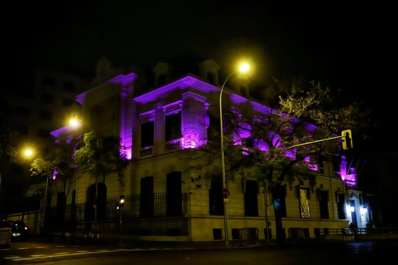 La fachada de la Delegación del Gobierno se ilumina de morado para conmemorar el 25N
