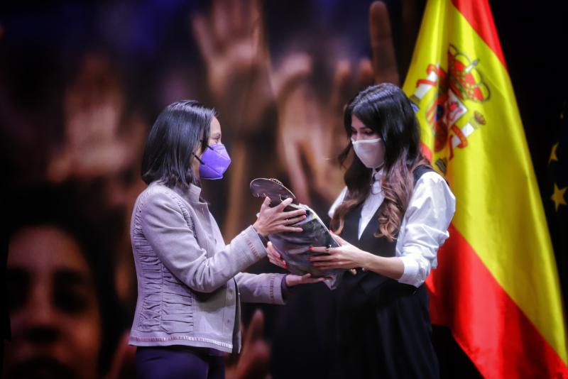 Mercedes González entrega a la actriz Sara Sálamo el reconocimiento ‘Menina’ a la ‘Cultura contra la Violencia de Género’, del Ministerio de Igualdad
