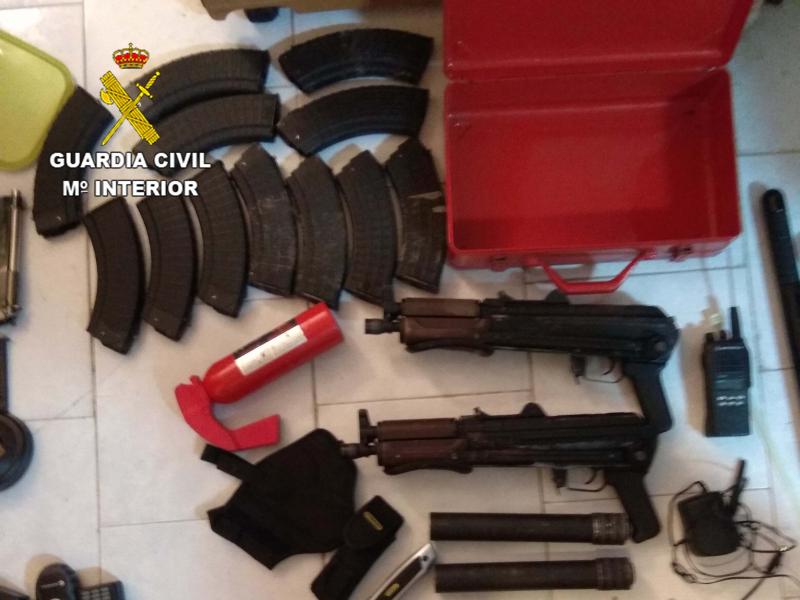 La Guardia Civil interviene dos Kalashnikov AK 47 y detiene a su propietario