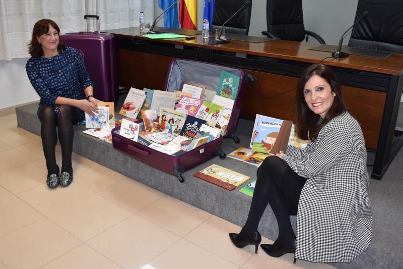 Dos maletas violetas viajarán a los centros educativos de la ciudad con 60 libros infantiles y juveniles para fomentar  la igualdad  
