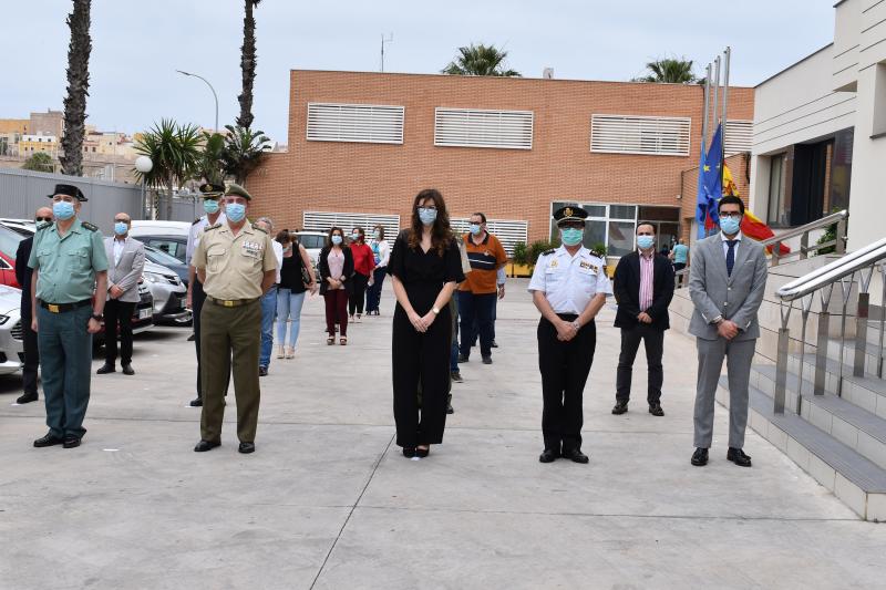 Las instituciones del Gobierno guardan un minuto de silencio en homenaje a las víctimas del Covid-19 