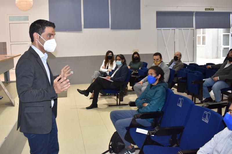 Encuentro de los alumnos del IES 'Leopoldo Queipo' y 'Rusadir' con el eurodiputado Marcos Ros