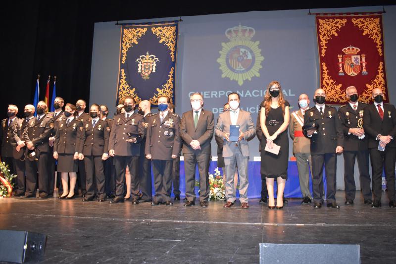 El acto por el Día de la Policía Nacional rinde homenaje a los 44 años de servicio “intachable” de Francisco Rodríguez 