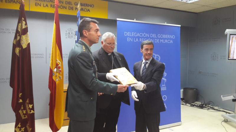 La Guardia Civil recupera un libro bautismal del siglo XVII que pertenecía a la parroquia de San Andrés de Murcia