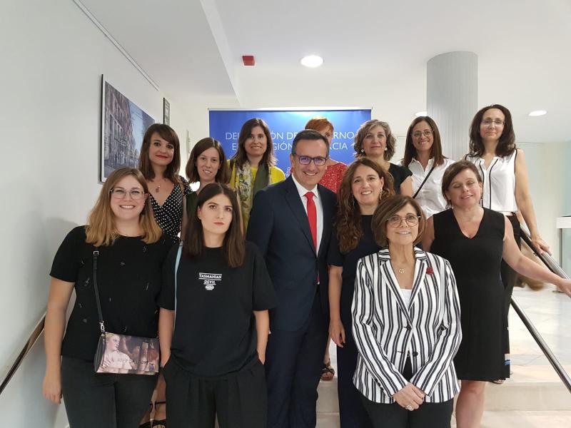 Diego Conesa inaugura la exposición MiradA de ArtistA, una muestra colectiva de once mujeres organizada por la Unidad contra la  Violencia sobre la Mujer 