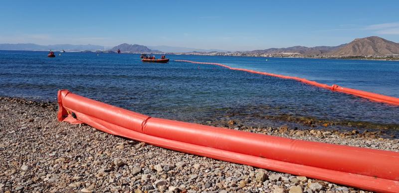 Desarrollado con éxito un simulacro de lucha contra la contaminación marina accidental en la mar y en la playa de La Azohía