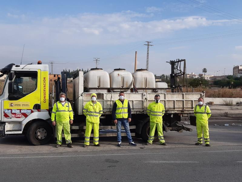 Vélez moviliza los recursos de la Demarcación de Carreteras del Estado para desinfectar accesos a instalaciones y comercios estratégicos en Los Alcázares, Molina de Segura, Cieza y Mazarrón 