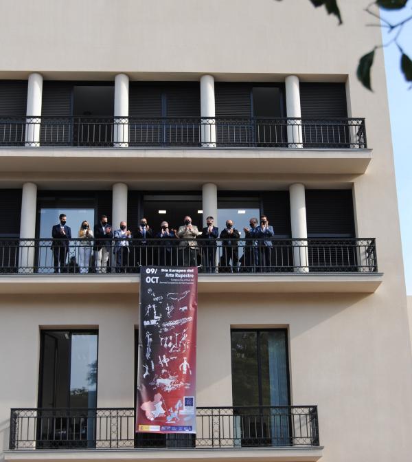 La Delegación del Gobierno celebra el Día Europeo de Arte Rupestre desplegando una bandera conmemorativa en su fachada