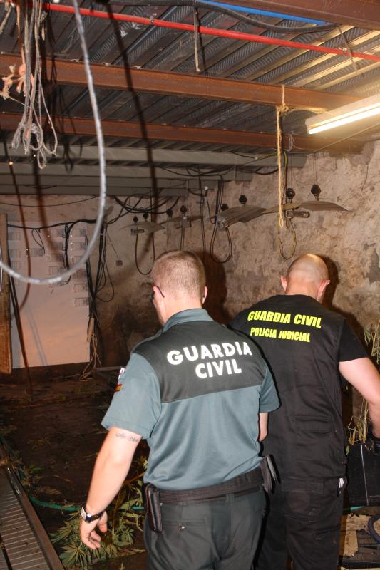 La Guardia Civil detiene en Igantzi a una persona e investiga a otra como presuntos autores de un delito contra el patrimonio y otro contra la salud púbica