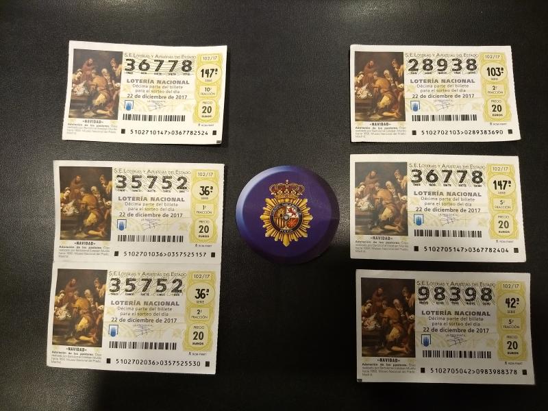 La Policía Nacional reintegra a su propietario seis décimos de lotería premiados que una pamplonesa encontró y entregó en Comisaría