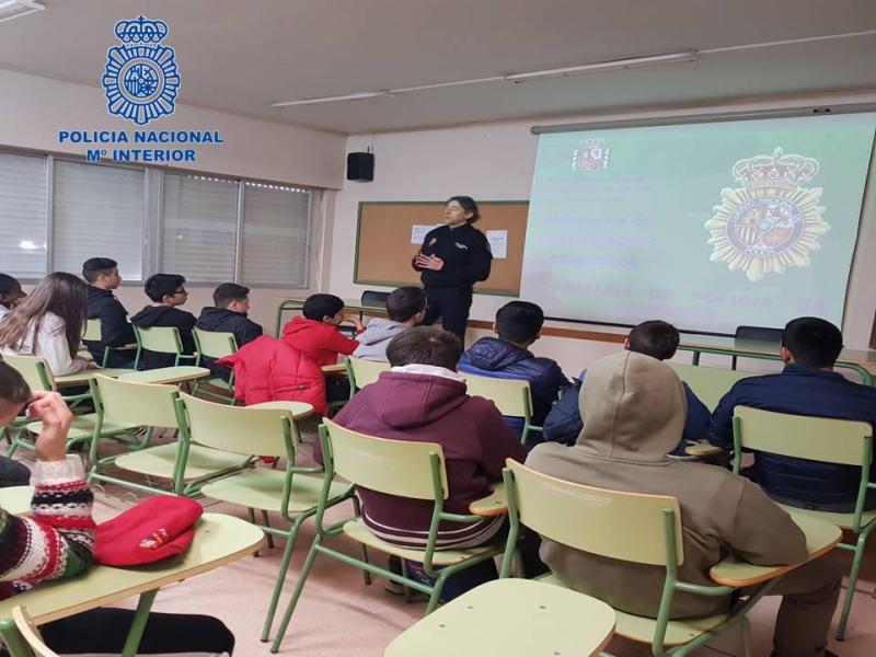 La Policía Nacional imparte una charla sobre drogas a alumnos de 1º de Bachillerato del I.E.S. Ibaialde de Burlada