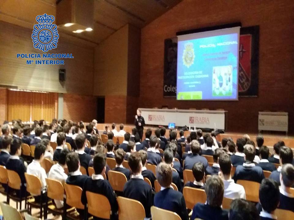La Policía Nacional imparte una charla sobre riesgos asociados al uso de Internet en un colegio de Pamplona